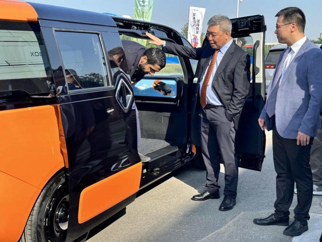 迪拜亲王软银中国资本总裁薛村禾一行莅临盒子智行科技交流考察据悉