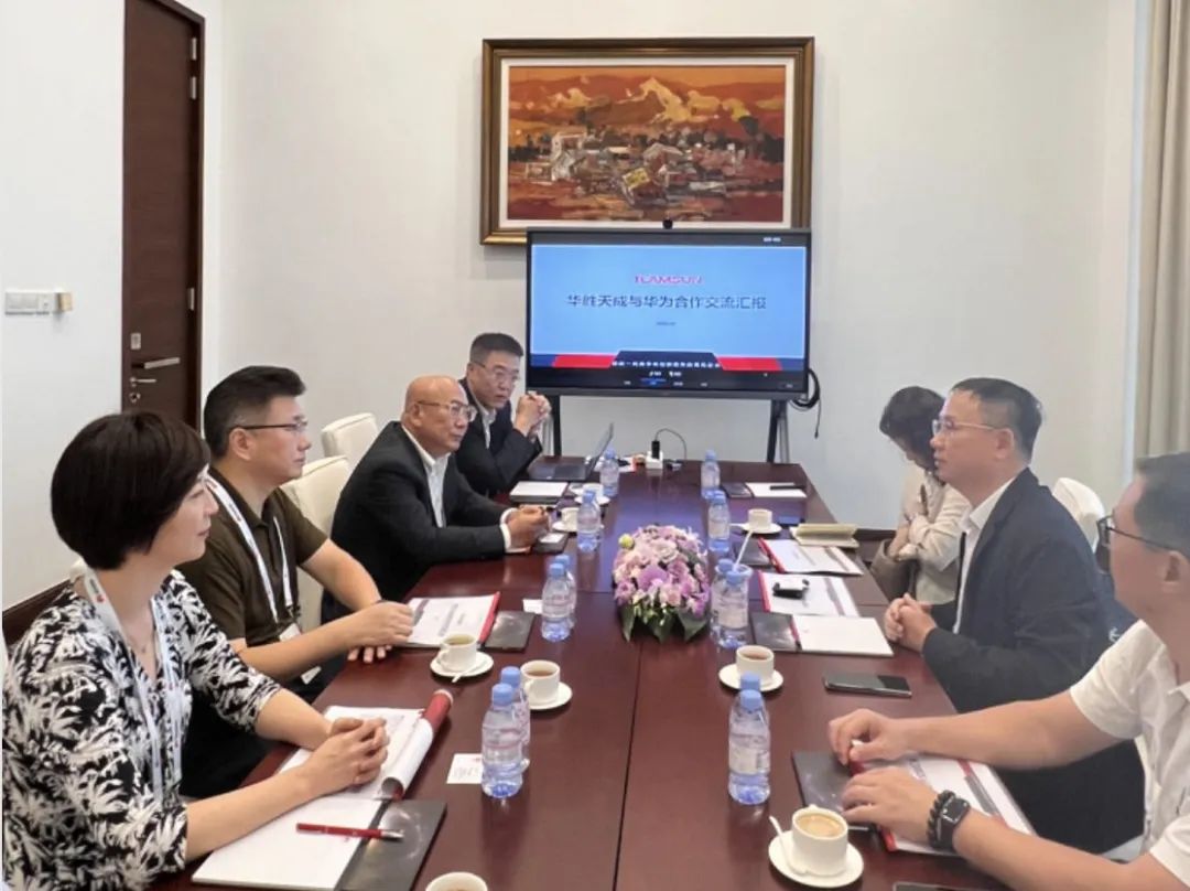 9月20日,华胜天成集团董事长王维航,总裁申龙哲带领业务团队与华为