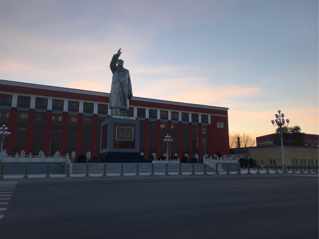 今天自驾游来到中国一重工业生产基地大门和附近溜达一圈,现在早晚