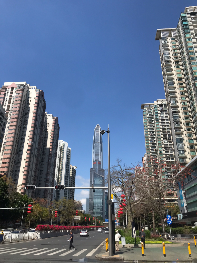 深圳从年后开始,俨然一日入夏的感觉,在阳光明媚之下的深圳平安大厦
