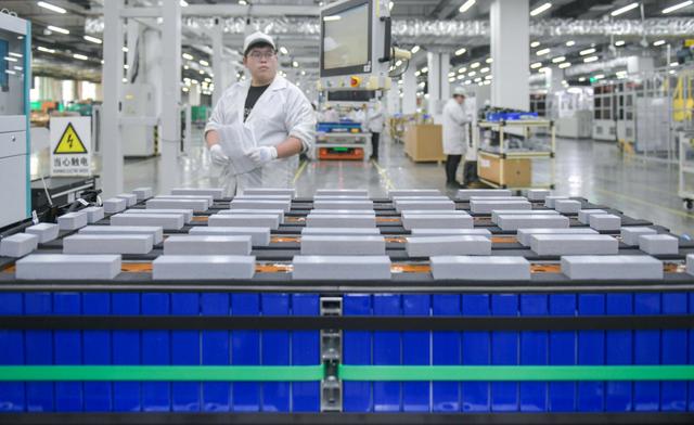 1月16日,赣锋新型锂电池科技产业园,工作人员正在运输刚下线的电池包.