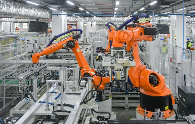 赣锋新型锂电池pack生产线忙交付国内最大固态电池生产基地现雏形