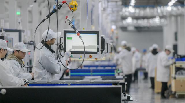 1月16日,赣锋新型锂电池科技产业园,工作人员正在电池pack生产线作业.