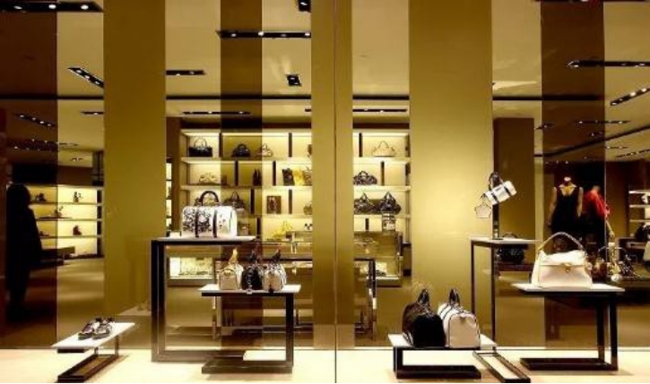 2023年国人10420亿买奢侈品,消费主力有变,大妈让位z世代_财富号_东方