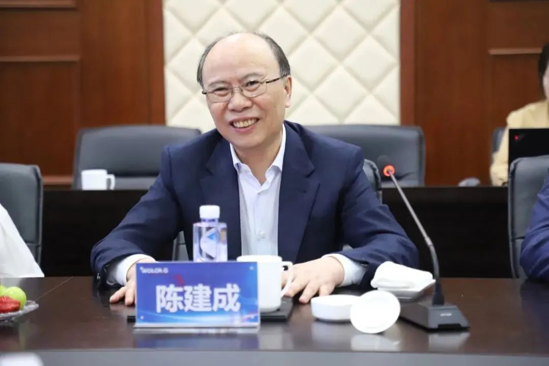 4月3日,卧龙电气驱动股份有限公司与北京建龙重工集团有限公司签署