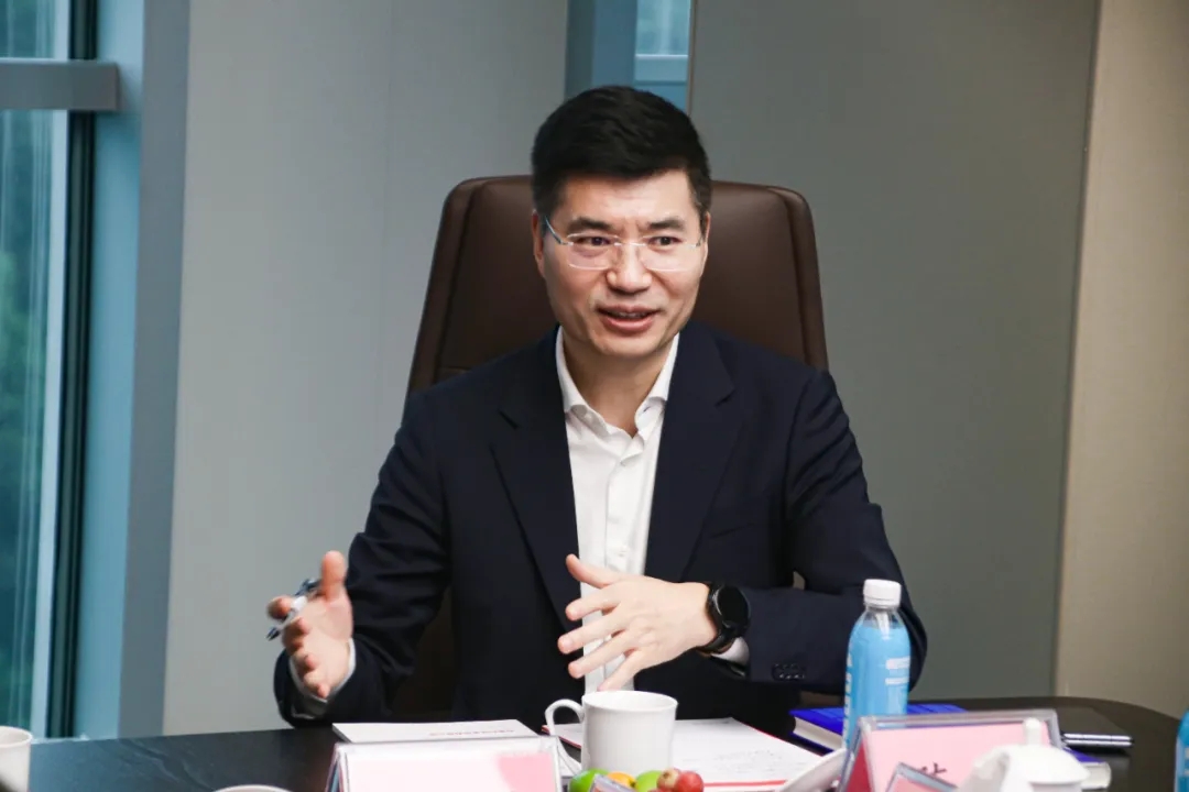 华为技术有限公司高级副总裁陈雷一行到宏景科技参观考察