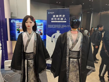 前进甚至跳舞;通过手中遥控器,人形机器人就可以进行搬运动作;健康
