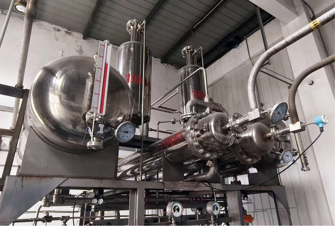 此项目属于氯碱生产项目,使用氯化钠盐水电解制氯气和氢气,来生产氯化