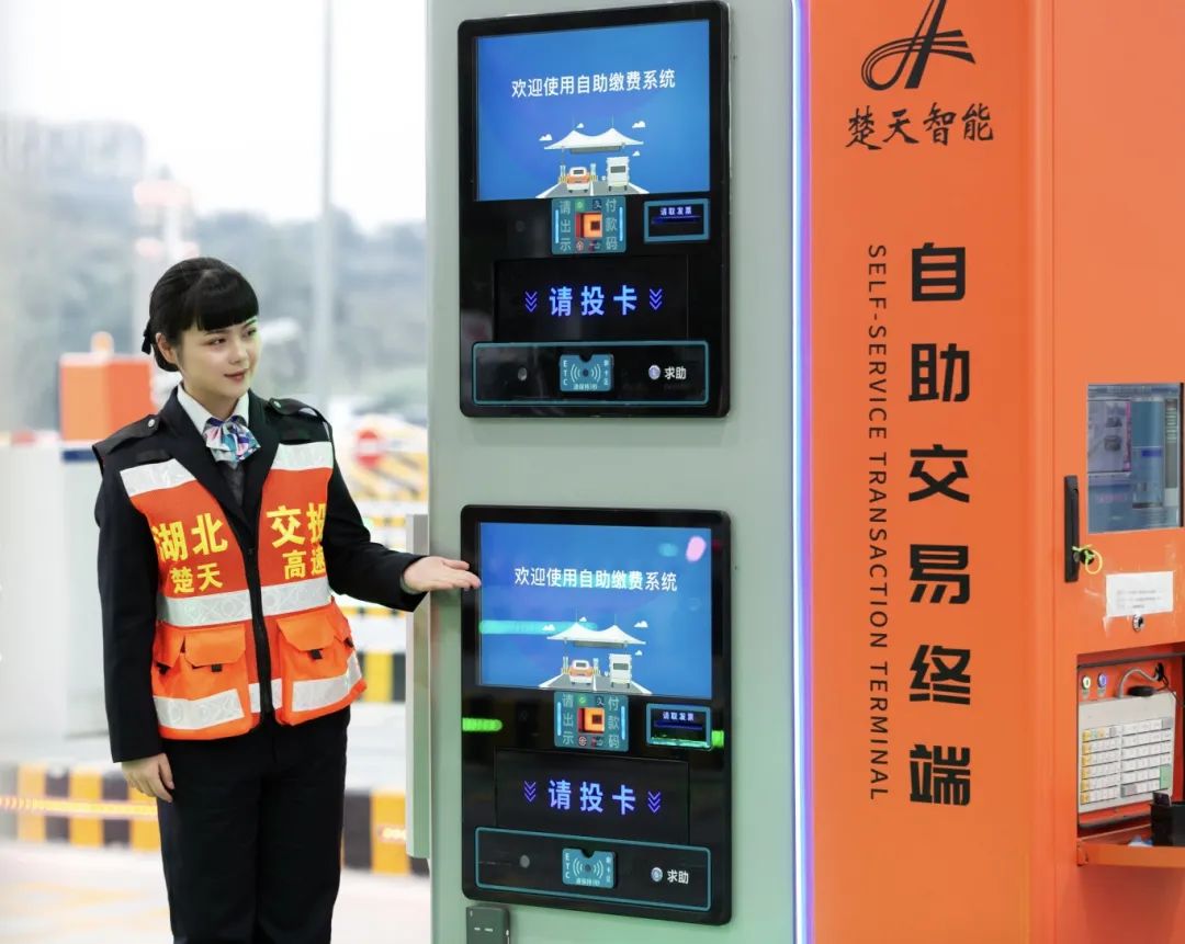 这是楚天高速智能数字科技公司设计的第三代投卡式收费机器人,借助