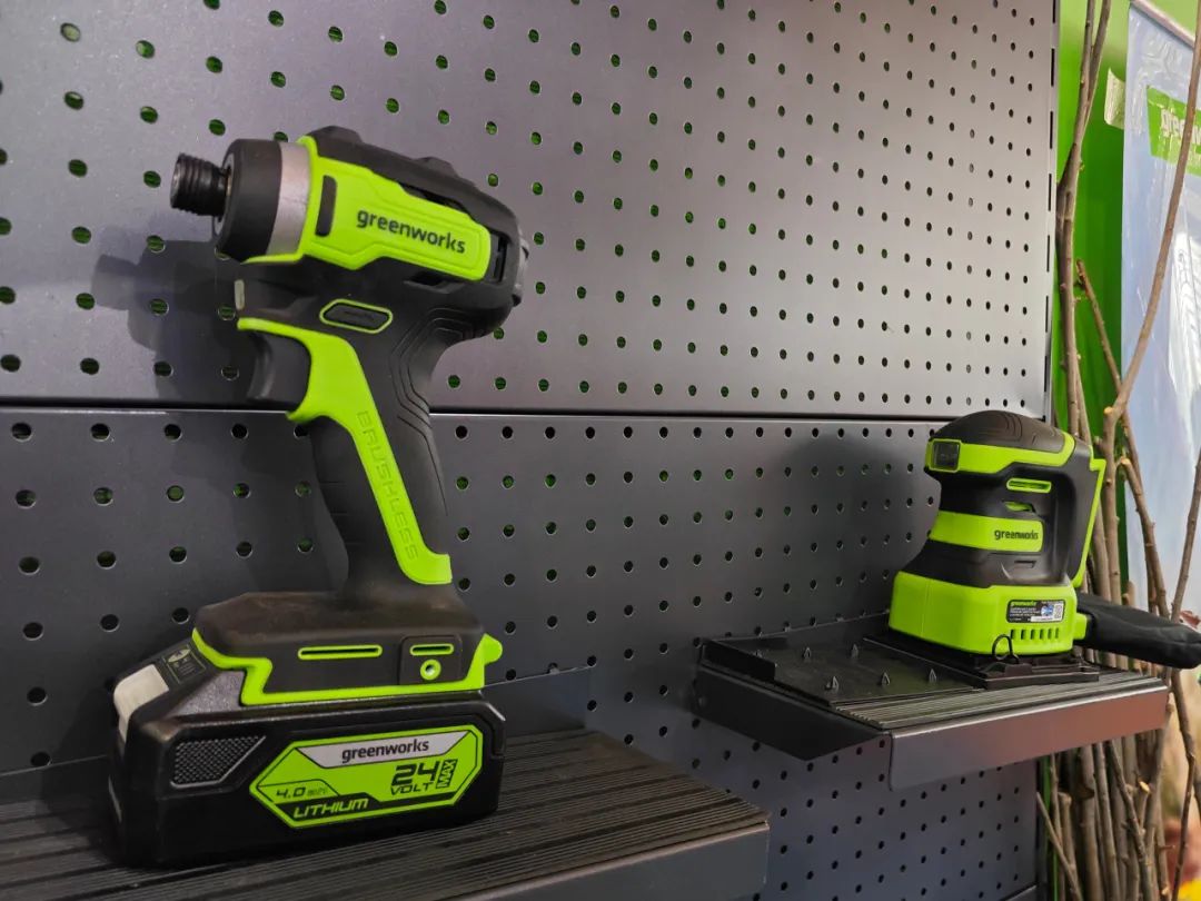 在格力博的展位,汇聚了诸如电钻,电锯,绿篱机,高枝锯,吹风机,草坪车