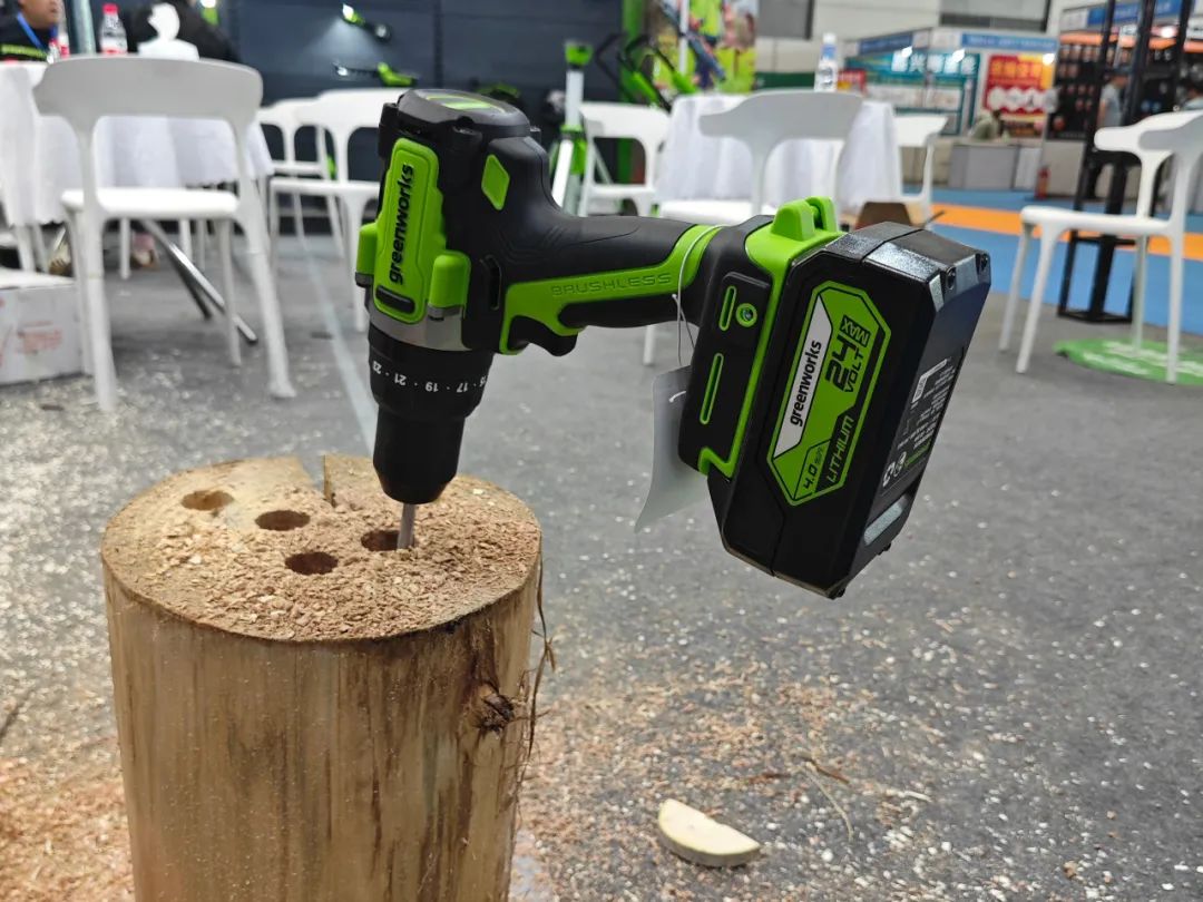 在格力博的展位,汇聚了诸如电钻,电锯,绿篱机,高枝锯,吹风机,草坪车