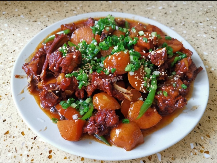 本来周末准备吃:五香卤猪肉,红烧排骨,牛肉茄子煲,砂锅狗肉