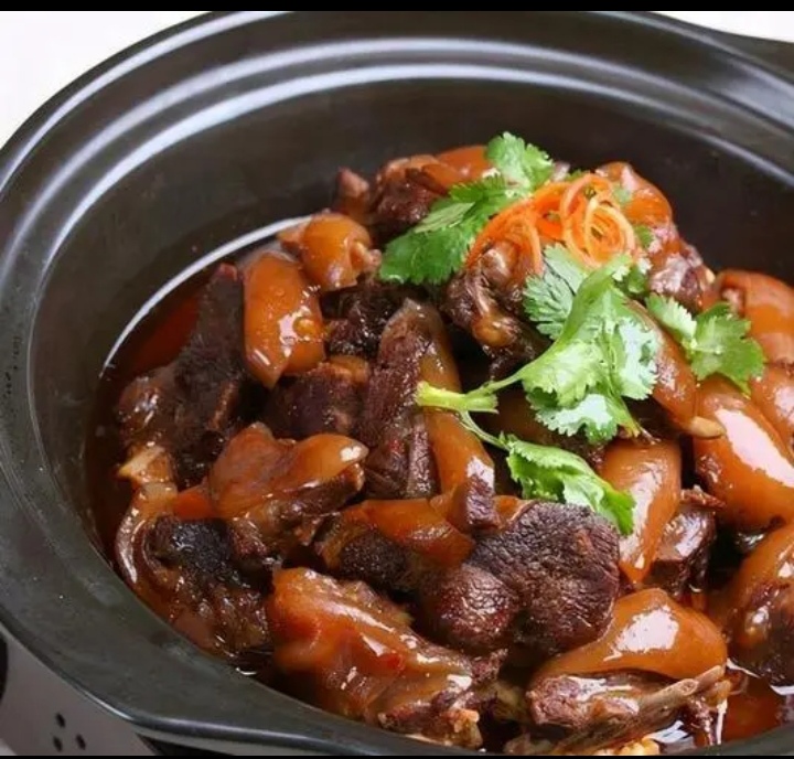 本来周末准备吃:五香卤猪肉,红烧排骨,牛肉茄子煲,砂锅狗肉