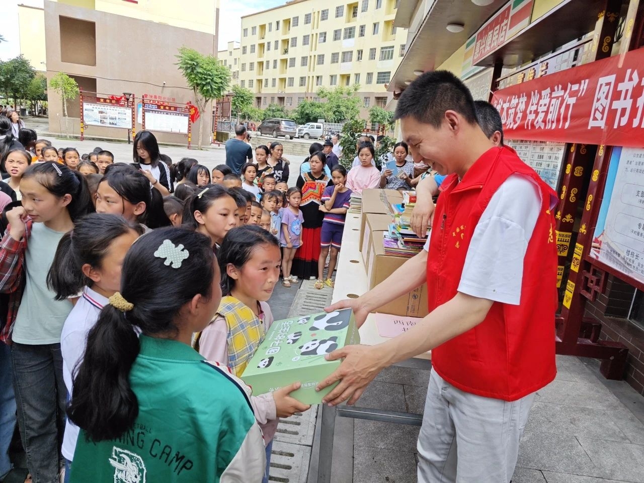 首页>创作中心>正文>参与活动的孩子们展示了他们准备的节日舞蹈西南