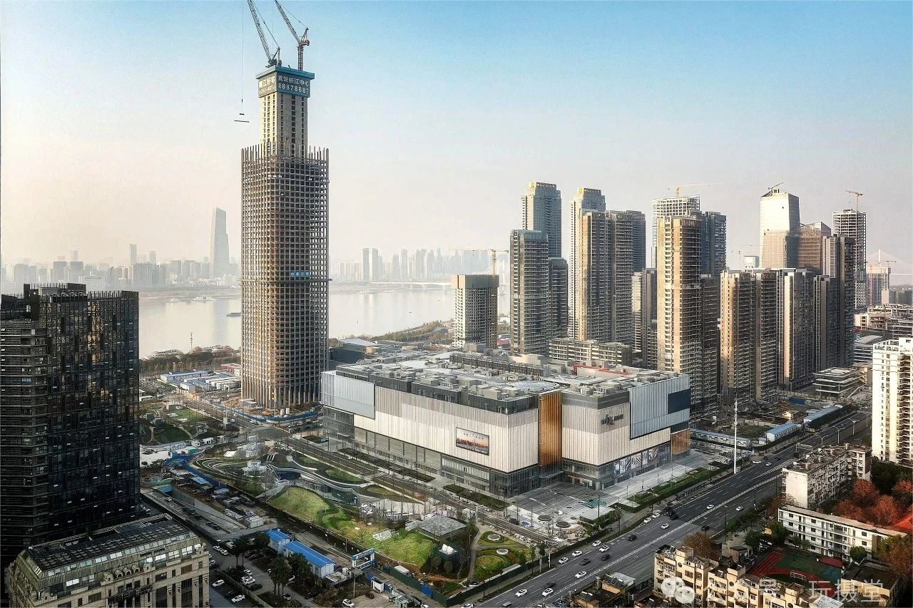 中建八局承建的武汉武昌万象城正式开业