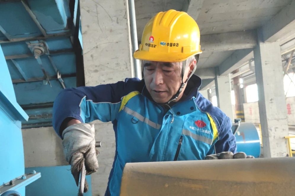 为 二 十 二 冶 点 赞 ——发挥劳模作用,凝聚