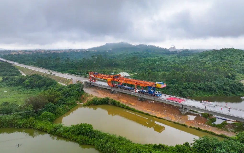 广湛铁路六标主线全面贯通6月6日,中铁北京局承建的广湛铁路站前六标