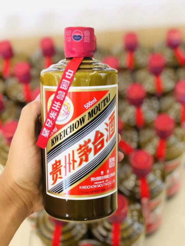 茅台作为中国著名的高端白酒品牌,以下几类人群是其主要消费群体:1.