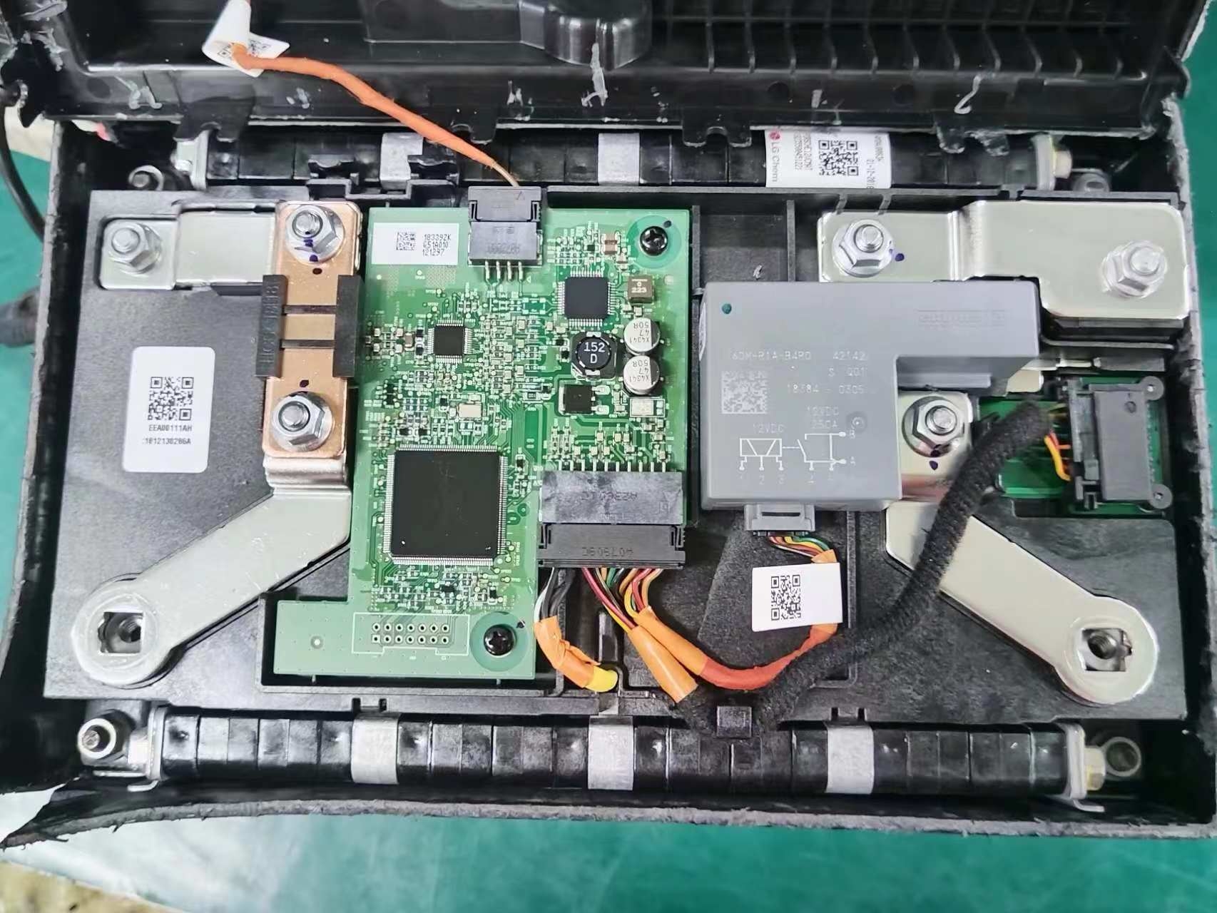 保时捷启动锂电池解剖图