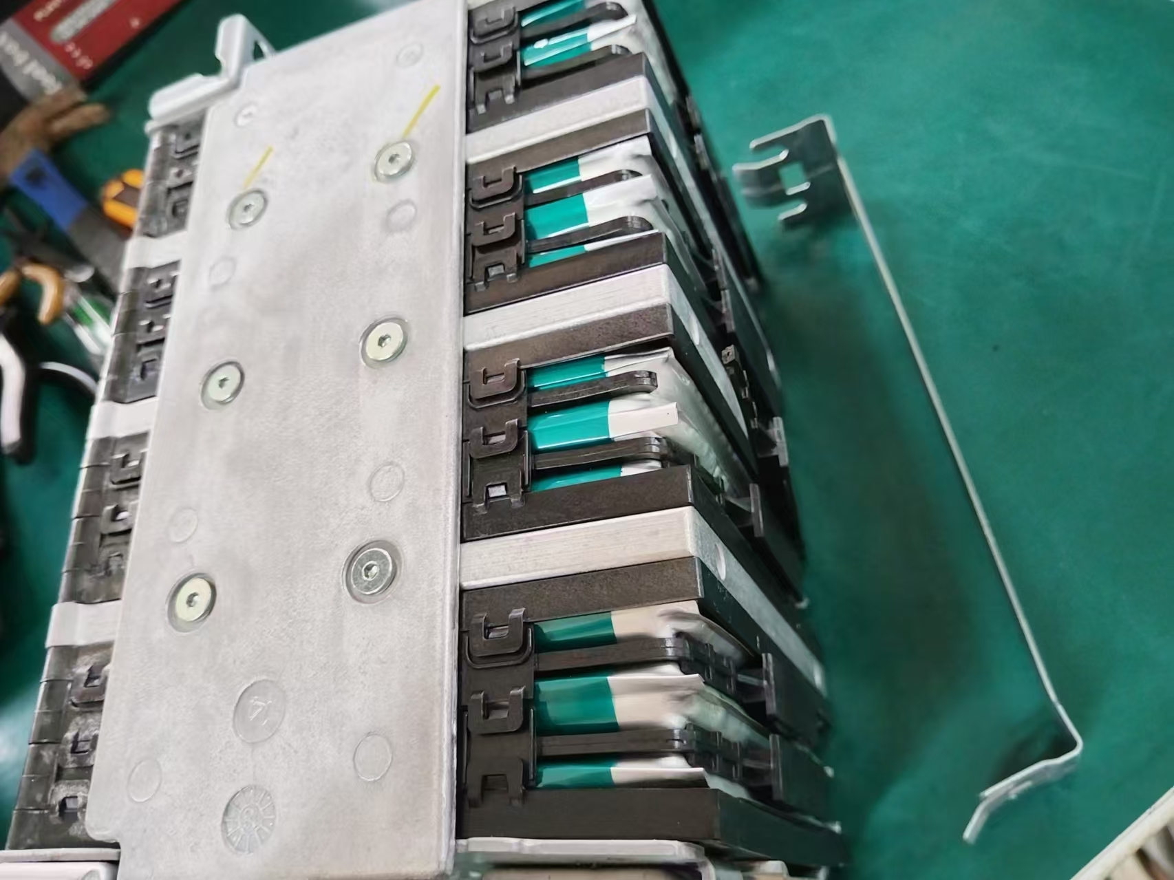 保时捷启动锂电池解剖图