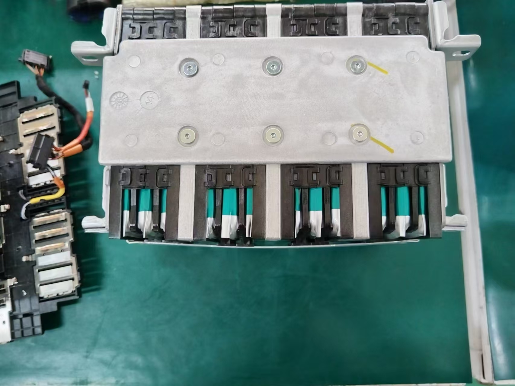 保时捷启动锂电池解剖图