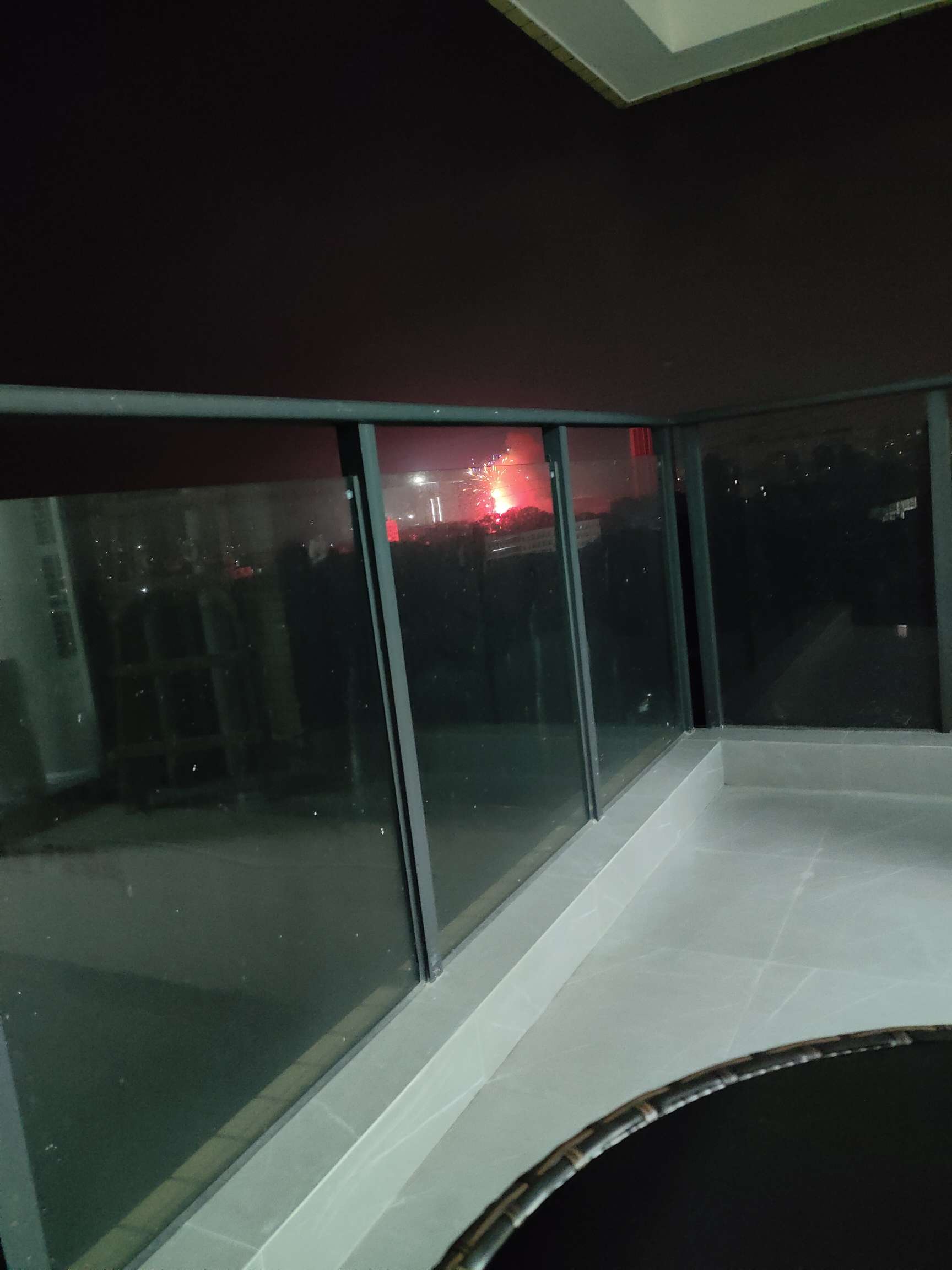 在阳台净思谁大晚上的放烟花