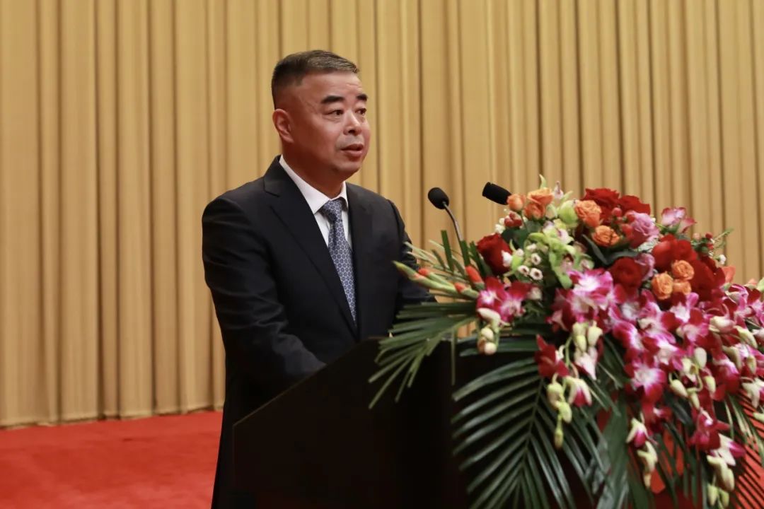 首页>社区>正文>亚厦幕墙总裁祁宏伟发表讲话在丁泽成董事长的带领下