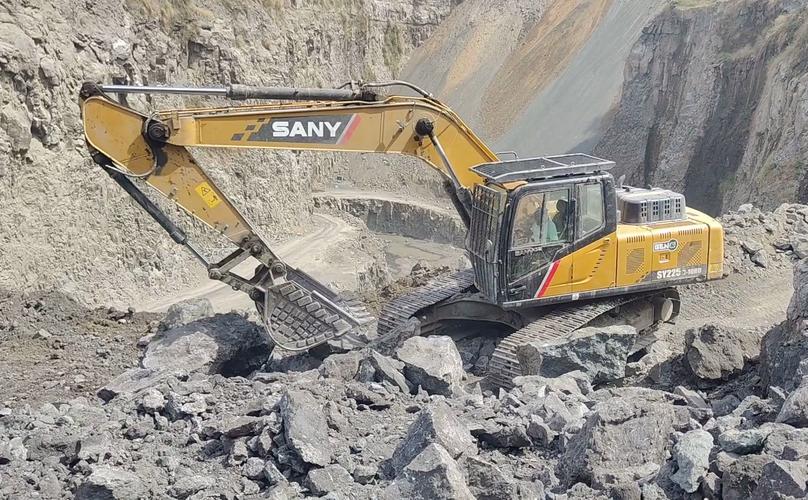 三一重工重型挖掘机作业场景