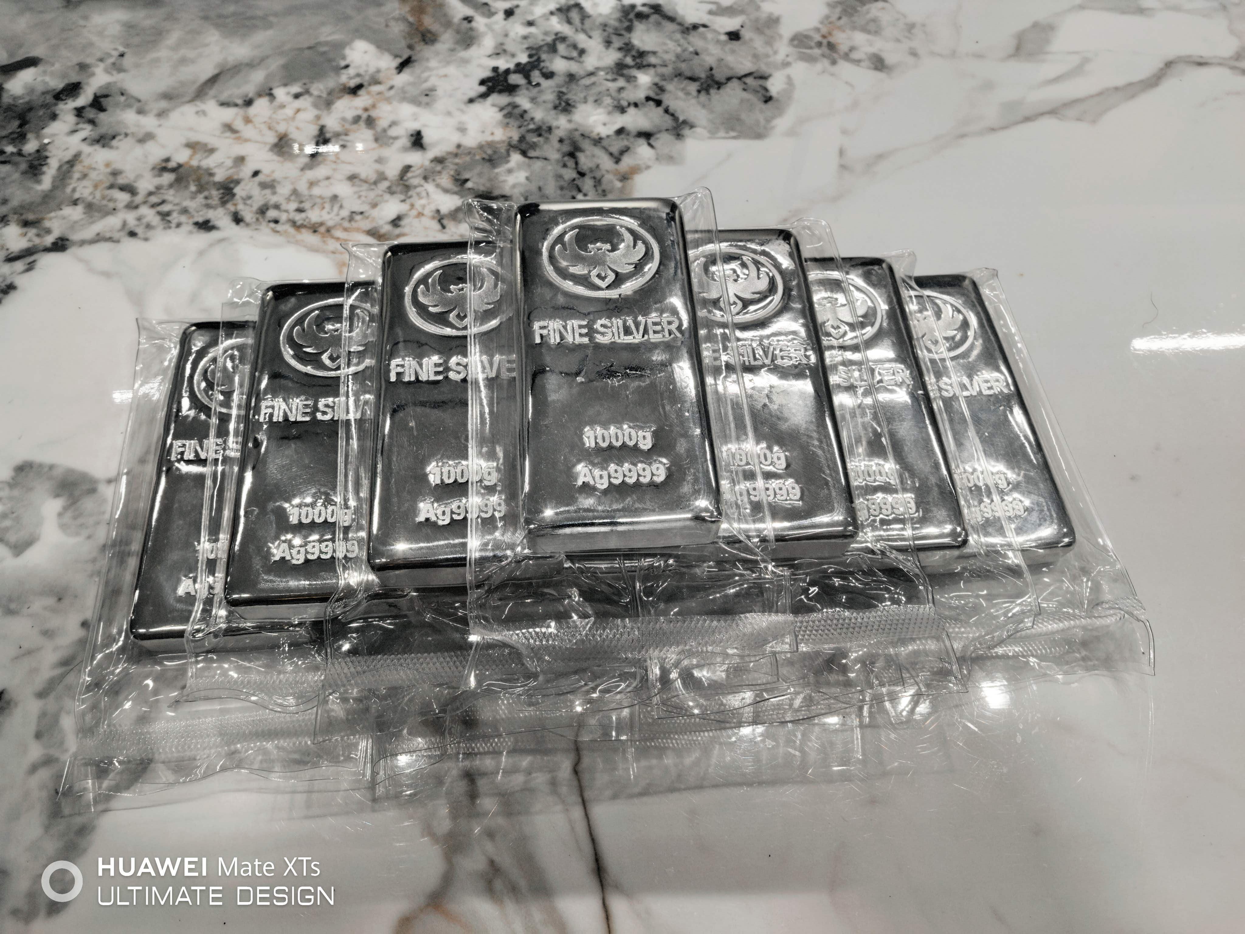 目前国际银价稳步上涨。市场供需紧张，白银实物更是加价到离谱。就这些看空党真是没吃