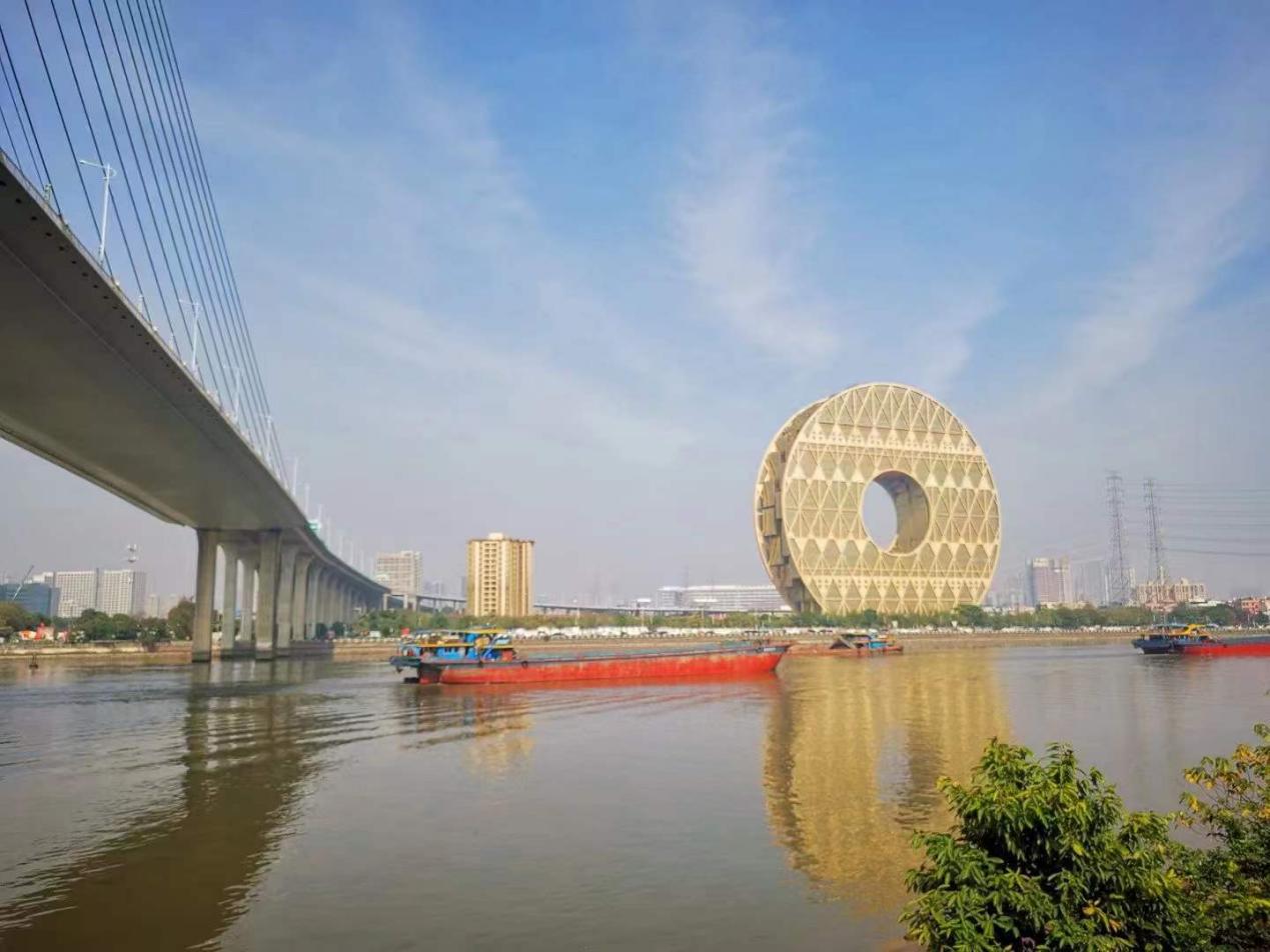 湖边的建筑AI 生成的内容可能不正确。