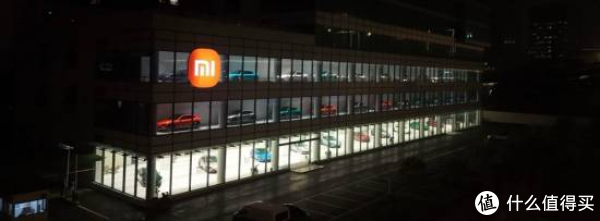 小米门店三层楼全摆汽车，像巨型模型柜，日均 2000 人打卡 ！