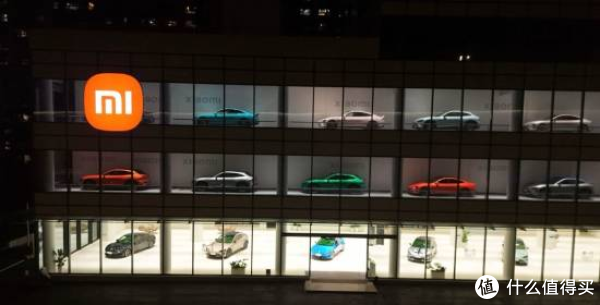 小米门店三层楼全摆汽车，像巨型模型柜，日均 2000 人打卡 ！