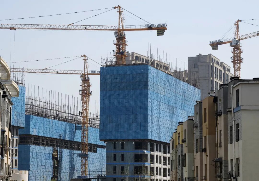 工人们在辽宁大连市甘井子区泉水街道一处工地忙施工。(刘德斌/人民图片)