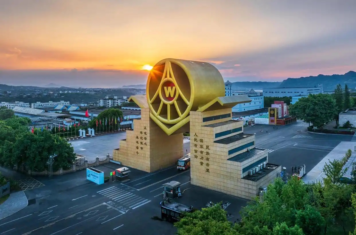 业绩“腰斩”背后：五粮液2025年的阵痛出清与白酒行业的重构之路_财富号_
